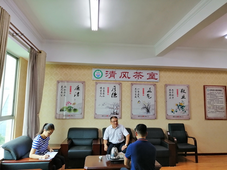 在清风茶室与党员干部谈心谈话.jpg