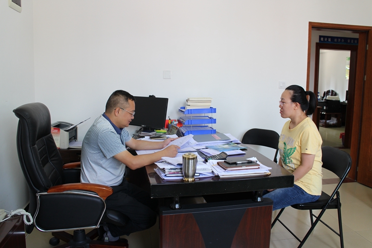 东兴街道党工委书记欧义勇与新到岗社区工作者开展一对一谈话.jpg