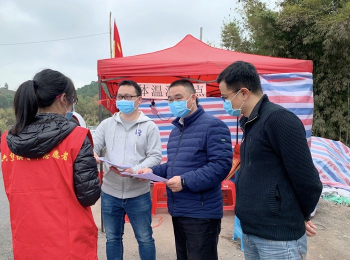 镜头苍梧县纪检监察干部在防疫一线